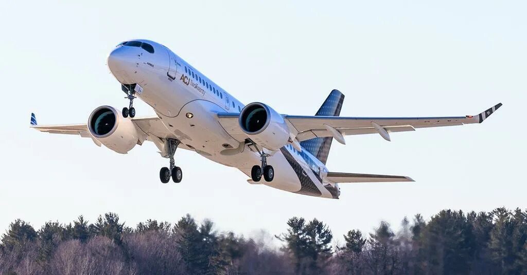 Самолет класса е. Airbus acj twotwenty. airbus a220-100. храброво самолет. airbus jet.