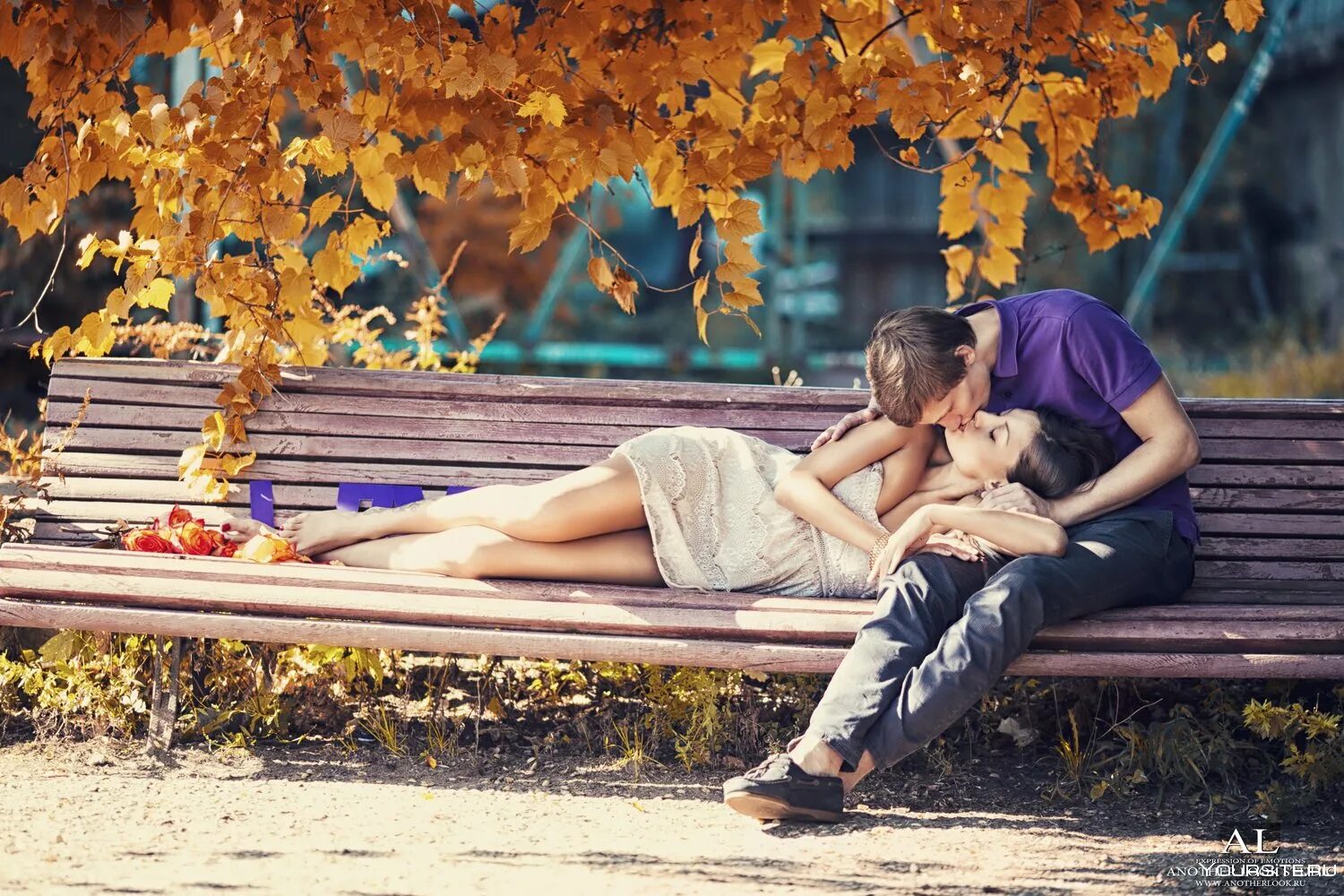 Песня двое на простыне играли в любовь. Осенняя фотосессия. Парочка на скамейке в парке. Влюбленные на лавочке. Влюбленные в парке на лавочке.