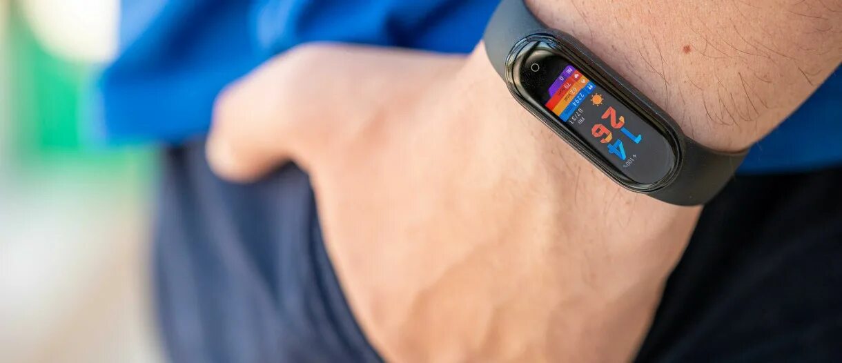 Как включить смарт часы xiaomi. Смарт часы mi браслет miband 6 model. oneplus браслет фитнес. xiaomi smart band 7 pro на руке. xiaomi mi smart band 6 баннер.