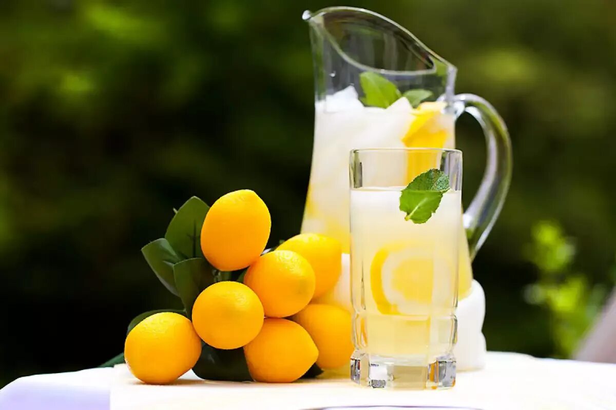 Джус напиток лимонад. Лимонад в графине цитрусовый. Летние коктейли. Можно кормящим лимоны