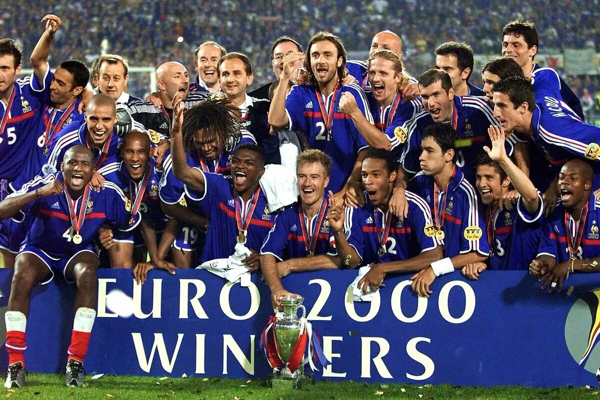 Франция чемпион какого года. Франция чемпион Европы 2000. Сборная Франции чемпион Европы по футболу 2000. Сборная Франции евро 2000.