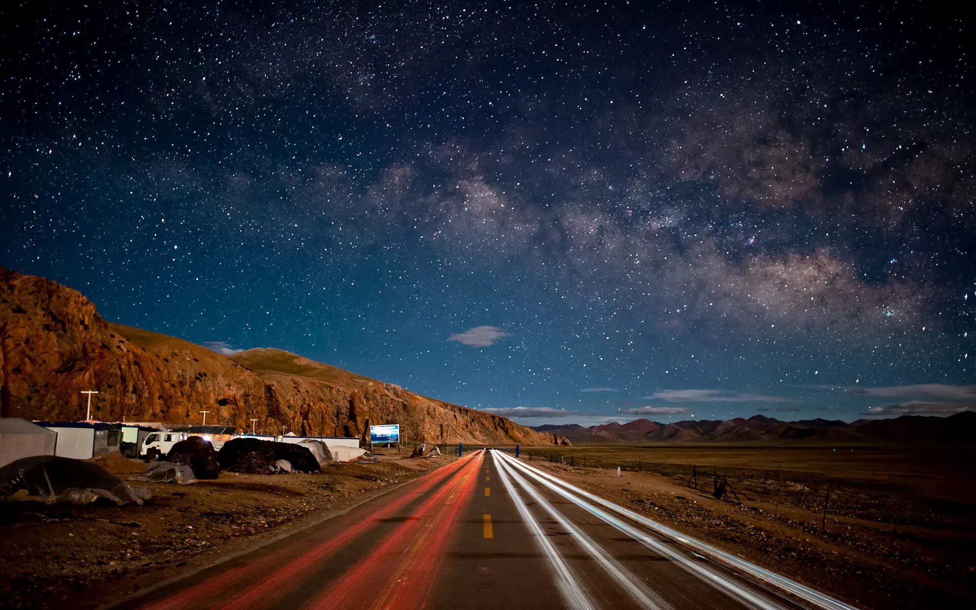 Дорога в горах ночью. Ночное небо. Звездное небо. Ночное небо и дорога.