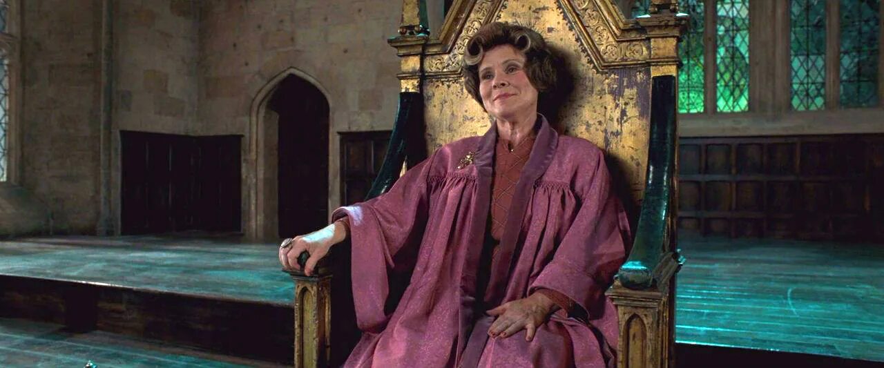 Директор хогвартса после. Иэн маккеллен альбус дамблдор. Директор хогвартса после. Профессор амбридж из гарри поттера. Гарри поттер мисс амбридж.