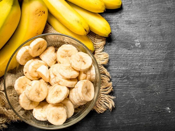 Кусочки банана. Банан сверху. Банан. Кусочки банана на белом фоне. Banana piece.