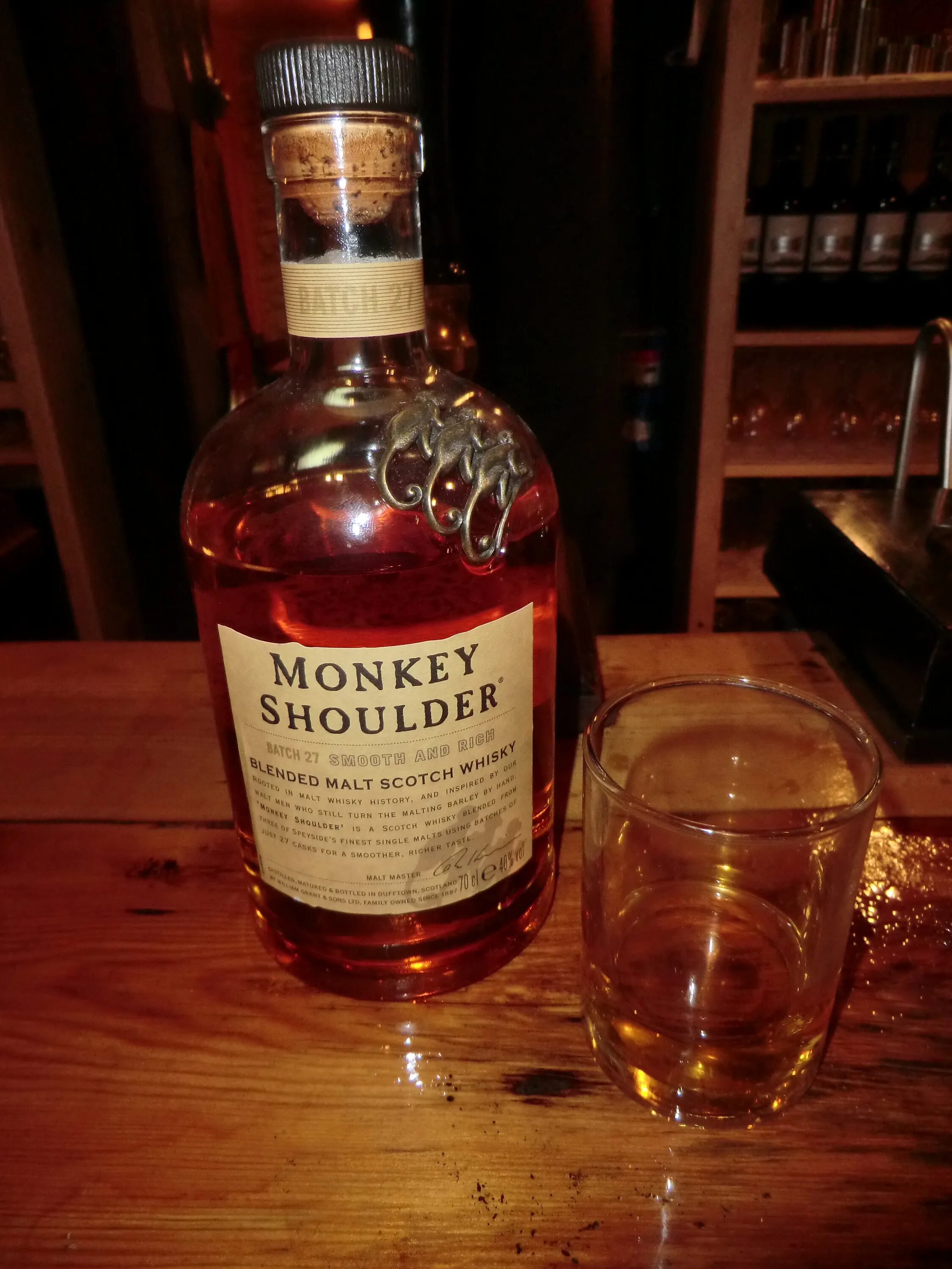 Односолодовый виски Monkey. Monkey Shoulder - купажированный виски. Пол бутылки виски. Коньяк манки. Пьем виски дома