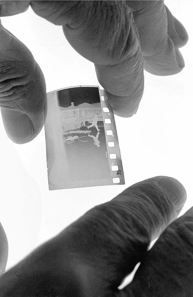 Пленочная фотография рук. Пленки Брессон. Негатив фотографий в прошлом. Пометки на пленках Брессона