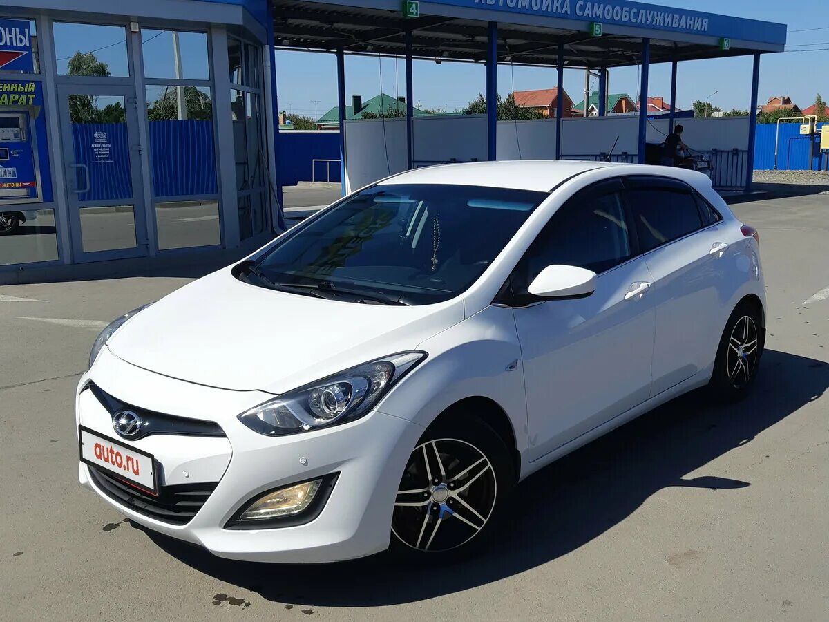 Купить хендай в оренбурге. Хендай i30 2. Hyundai i30 2014 II. Hyundai i30 2.0 at 250 л.с. белый. Сургут белый Хендай i30 бункер.