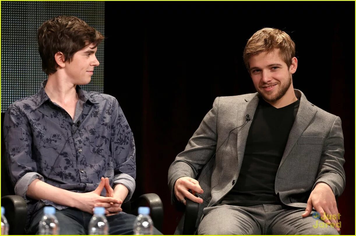The actors come to town. Freddie Highmore. Макс Тириот и Фредди Хаймор. Зак Эфрон Фредди Хаймор. Фредди Хаймор 2016.