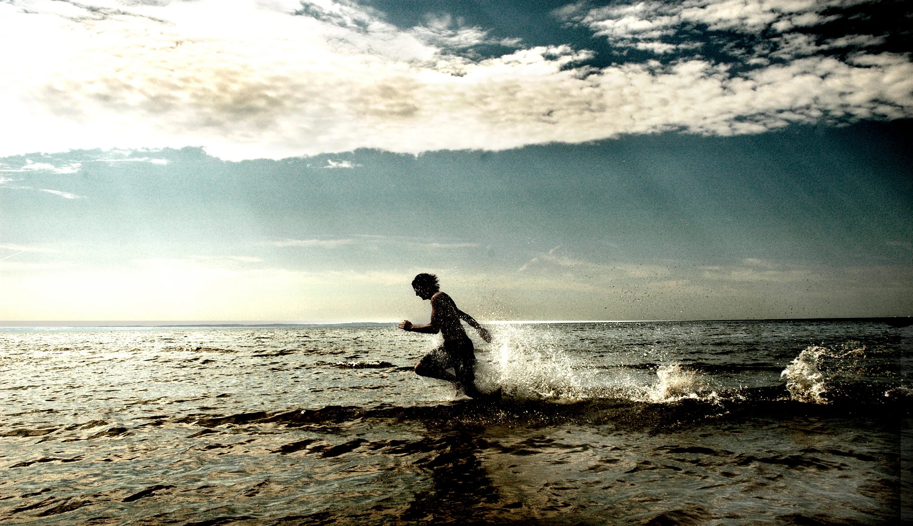 Жизнь на берегу моря. Прогулка у моря. Фотосессия на море. Он шел по берегу и неприветливо. Пара на берегу моря.