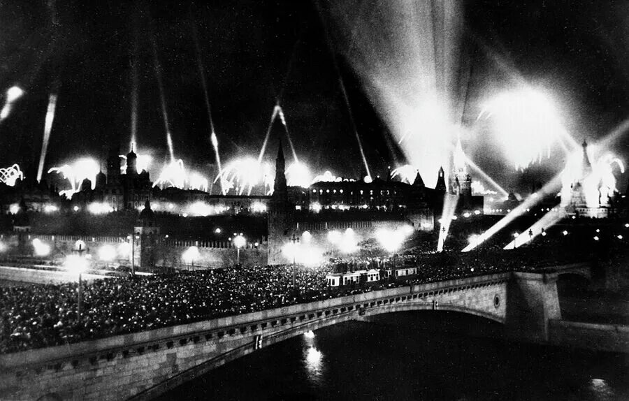 Салют в орле 1943. Салют победы 9 мая 1945. Парад победы 1945 салют. Салют победы 5 августа 1943. Первый победный салют прозвучал в москве.