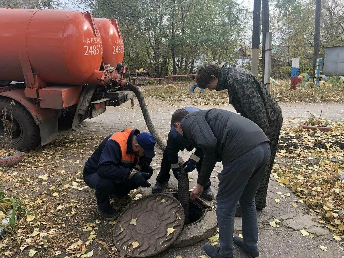 Откачка стоков. Откачивание канализации. Выкачка канализации. Колодец для откачки канализации. Ассенизация выгребных ям.