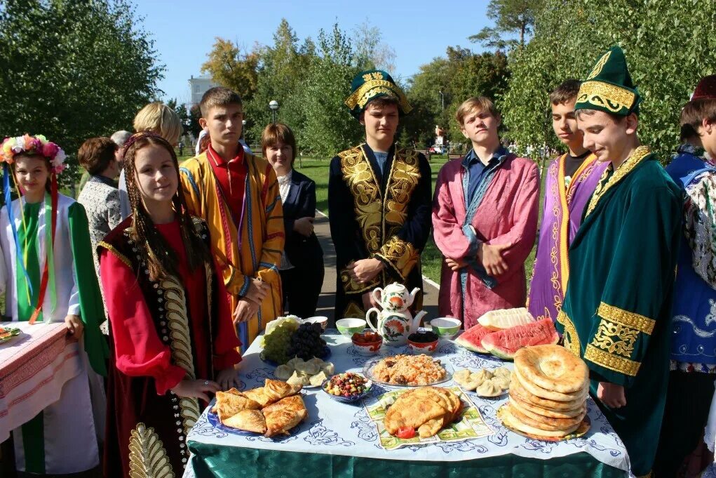 Девушка с чак чаком. Чаепитие у татар. Традиции башкирского народа сабантуй. Гостеприимство татар. Гостеприимство татар.