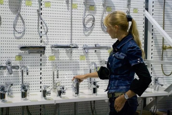 Продавец сантехники вакансии. Покупатели в магазине сантехники. Мастер по ремонту. Продавец консультант сантехники. Продавец сантехники.