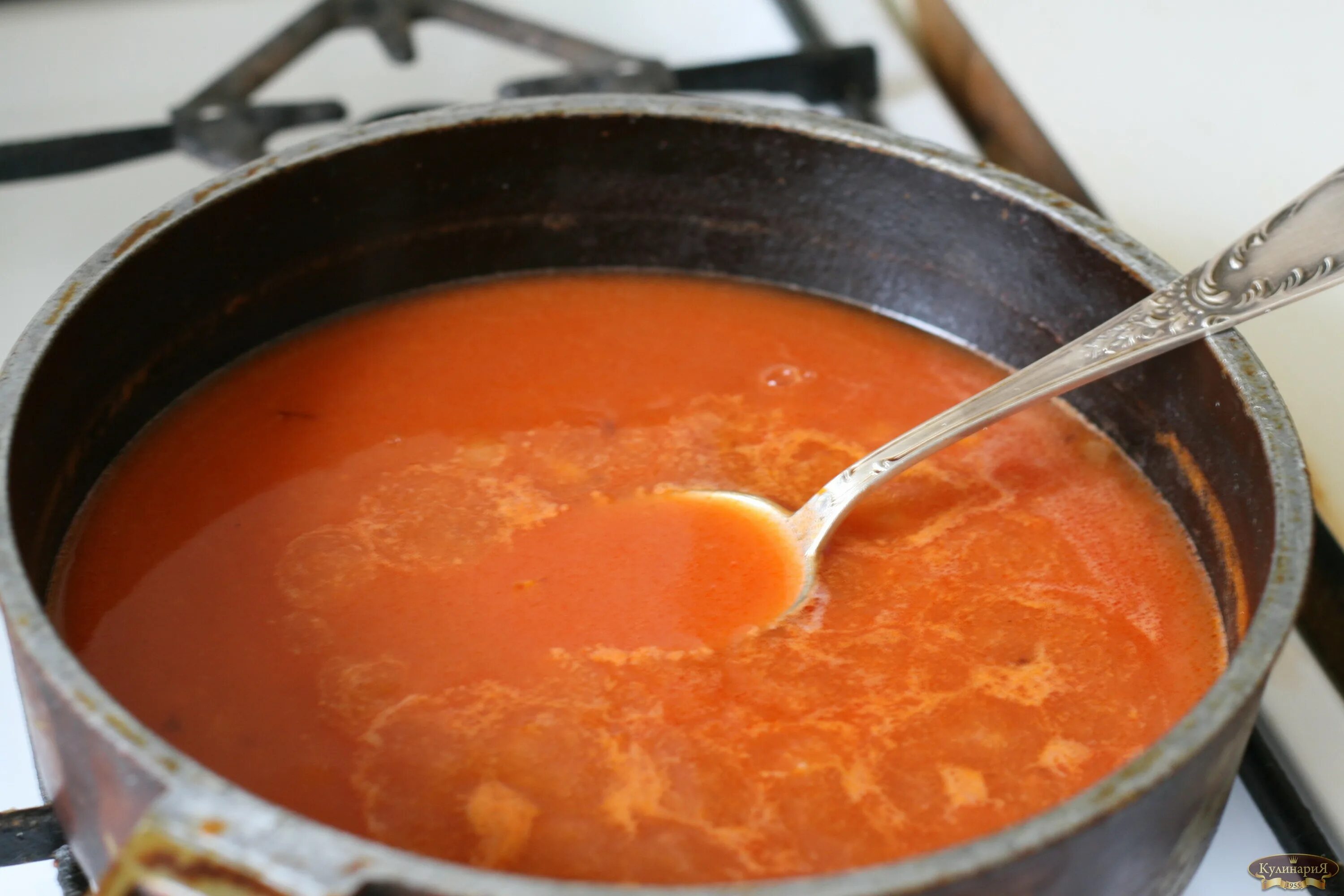 Соус с мукой и томатной пастой. Подлив с мукой и томатной пастой. Подлива с томатной пастой. Подливка из муки и томатной пасты на сковороде.