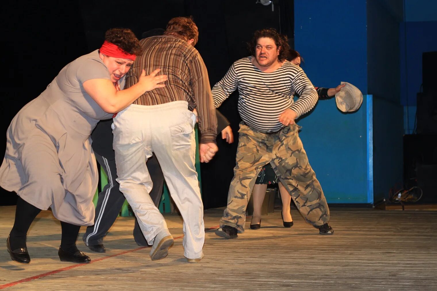 Маленок танцы брест. Лопнула опора вот и вся кадриль. Спектакль кадриль актеры. Глядянская кадриль. Кадриль.