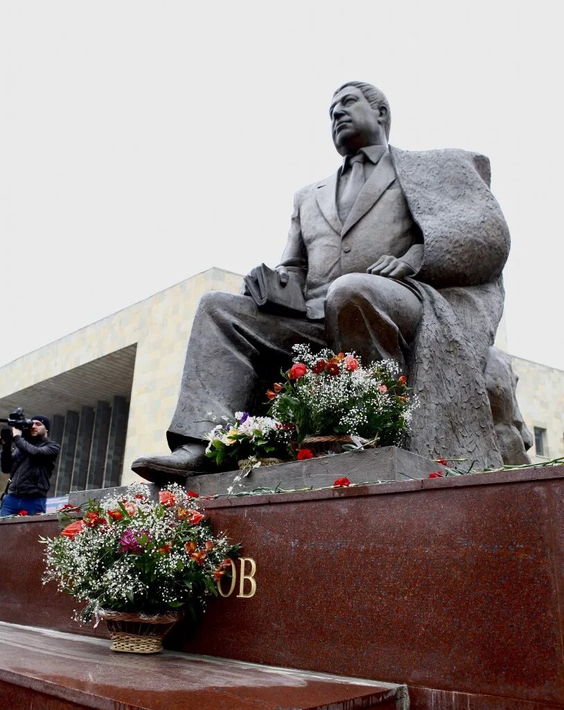 Памятник расулу гамзатову. Памятник расула гамзатова в махачкале. Памятник расула гамзатова. Махачкала достопримечательности памятник расулу гамзато. Парк расула гамзатова.