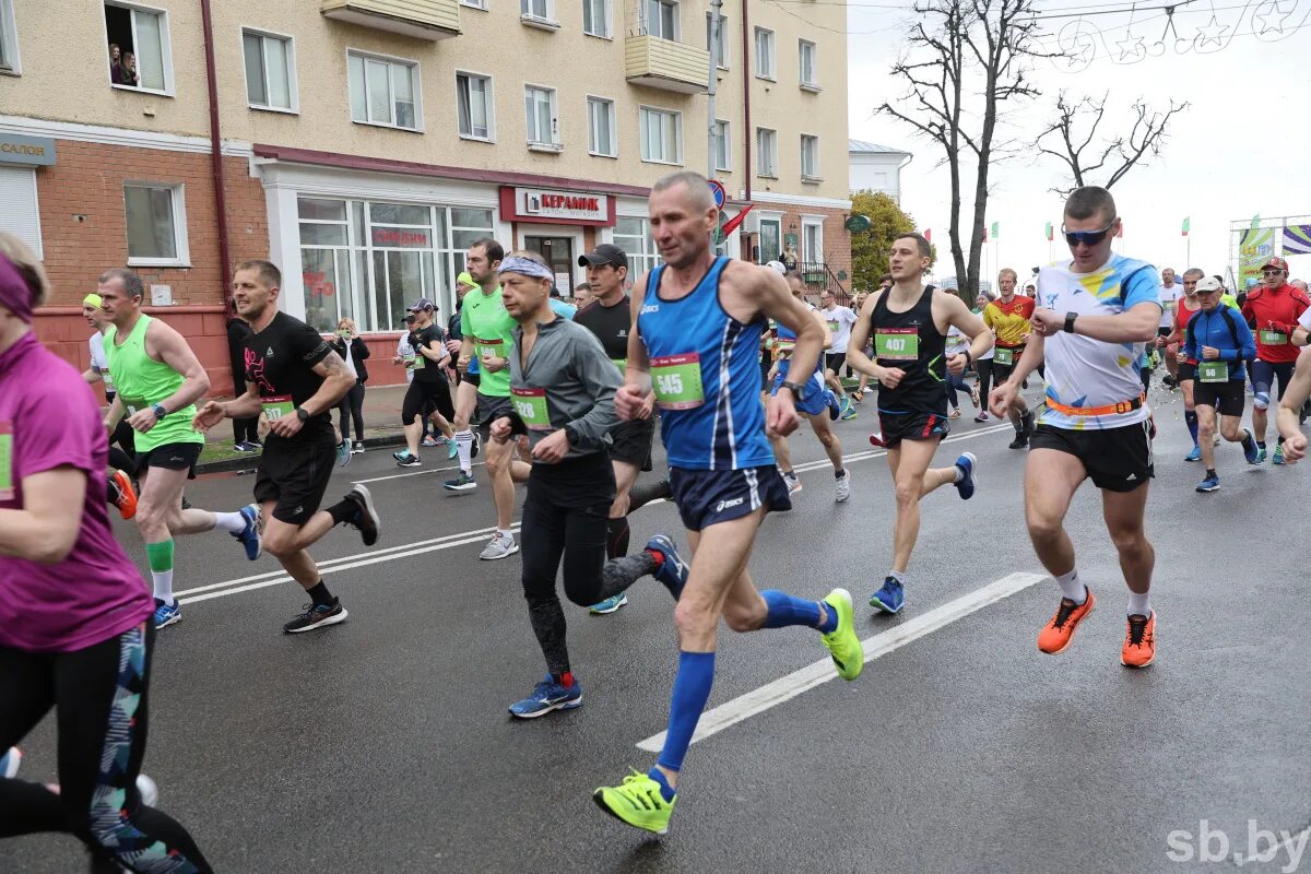 Марафон зарегистрироваться. Спортивный марафон. марафон бега. бегун после забега.
