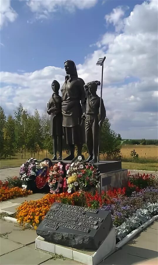 Памятник Бобровы дворы. Памятник вдове и матери солдата Белгородская область. Памятник матери солдата в Белгородской области. Памятник вдове и матери солдата Бобровы дворы Белгородской области. Памятник вдовам