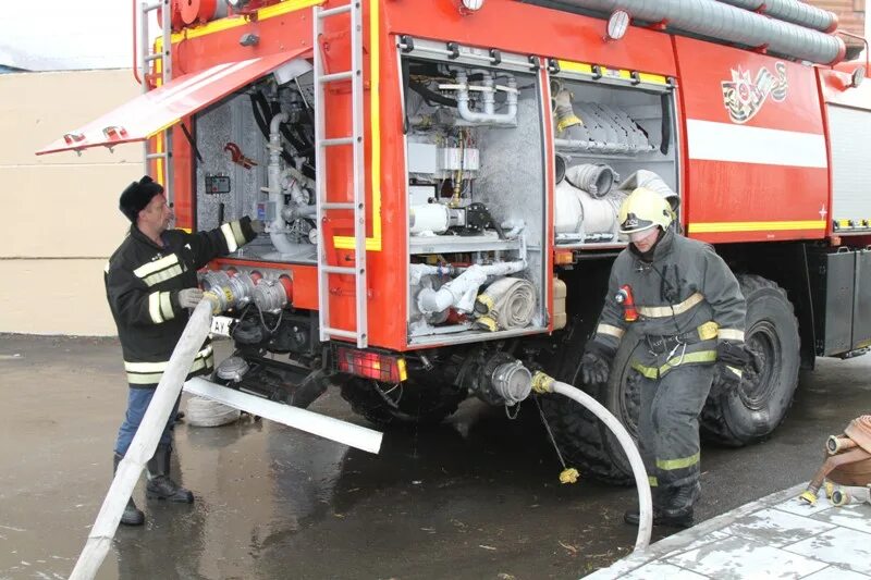 Заправка пожарной машины водой. Заправка пожарного автомобиля водой. Техническое обслуживание пожарных автомобилей. Пожарная машина с водой. Пожарное обслуживание рф