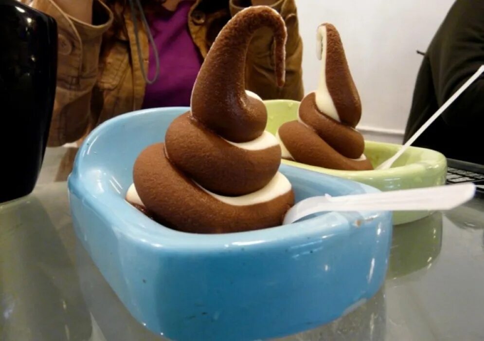 Видео какашки девушки. Мороженое в форме какашки.