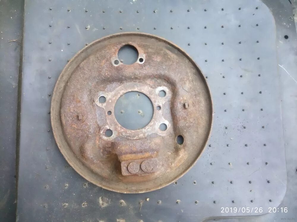 Опорный диск задних тормозных. Щит опорный тормоза заднего 2101. Щит тормозной задний уаз 3151. Опорный диск задних тормозных. Щит тормозной задний газ 53.