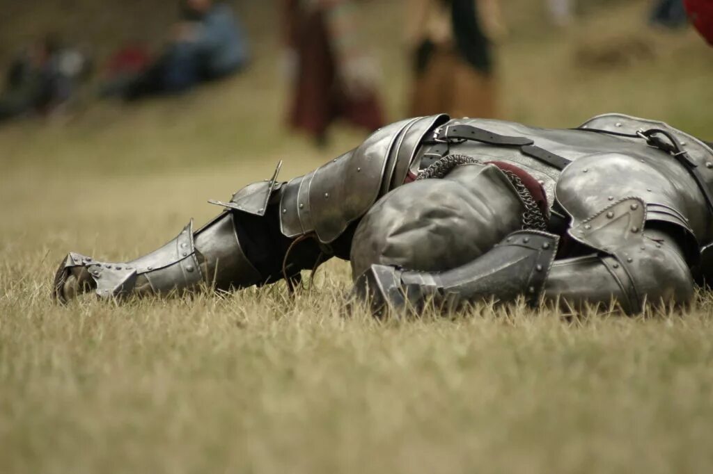 фото рыцаря в доспехах после боя. павший воин. доспехи после битвы. войны фэнтези. после рыцарь.