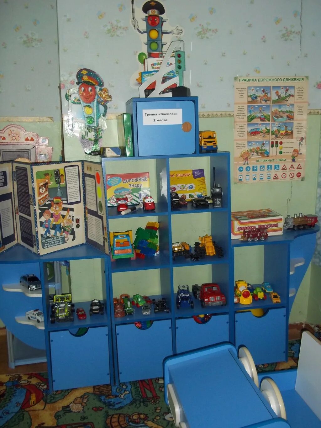 уголок изо в подготовительной группе. конкурс уголкам в детском саду. конкурс уголкам в детском саду. уголок по изо. читальный уголок в детском саду.