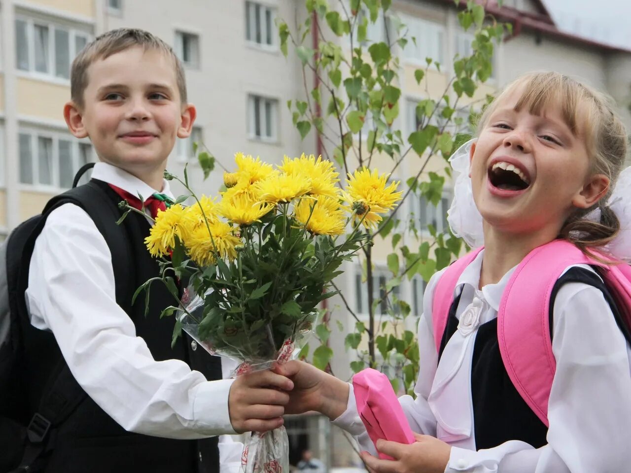 Первоклашки фото. Школьник с цветами. Первоклассники мальчик и девочка. Первоклашка с цветами. 20 февраля идут в школу