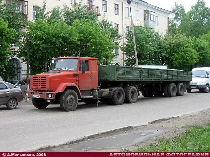 Зил тягач полуприцепы. Тягач зил 13305а. зил 442160 с полуприцепом. зил 133 05а седельный тягач. зил 4421 полуприцеп.