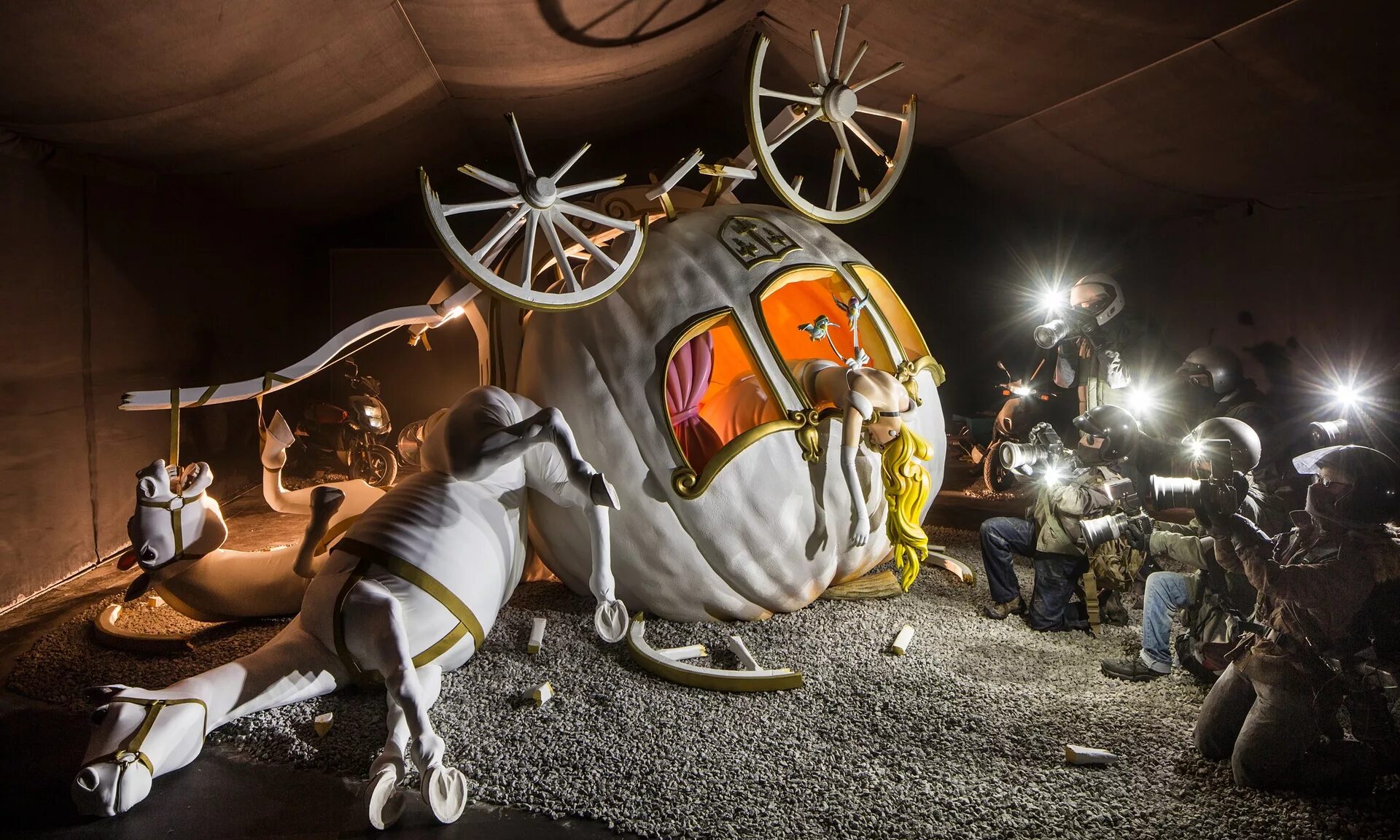 Золушка карета превратится в тыкву. Бэнкси парк dismaland. дисмалэнд бэнкси золушка. banksy дисмаленд. бэнкси золушка диснейленд.