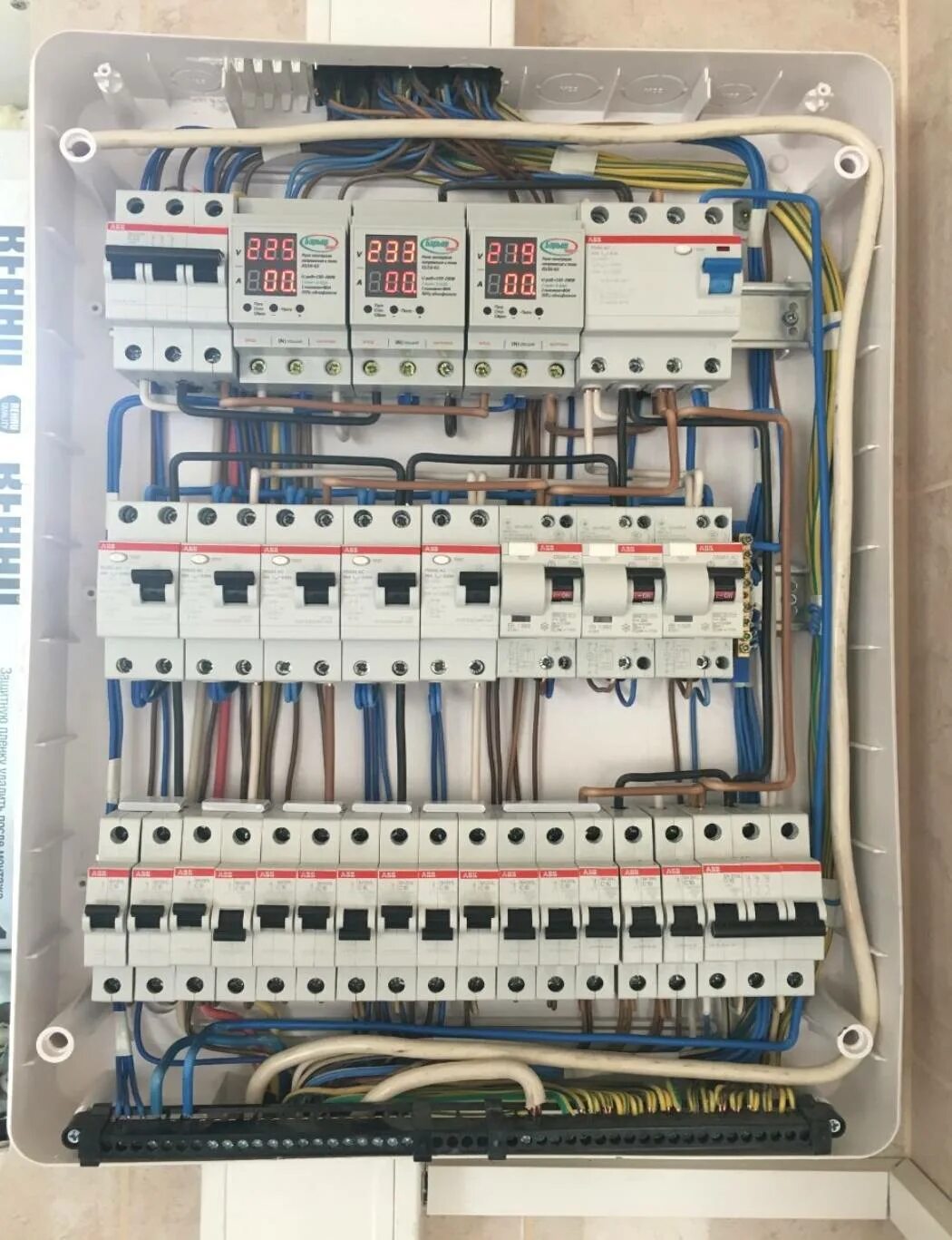 Сборка щита для частного дома. Распределительный щит на 380 вольт промышленный. Щит распределительный на 20 автоматов. Распределительный щит ABB 380в. Сборка электрощита на 380.