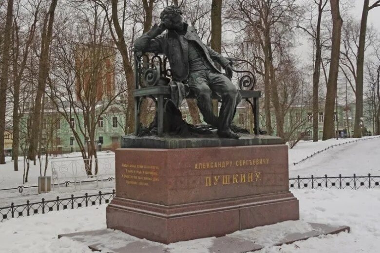 Памятник пушкину в городе пушкино. Памятник Пушкину в лицейском саду. Памятник Пушкину и Крылову в Пушкино. Памятник Пушкину в Пушкино. Лицейский сад в Пушкине.