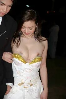 Грудастые снегурочки готовы встретить Старый Новый год. 