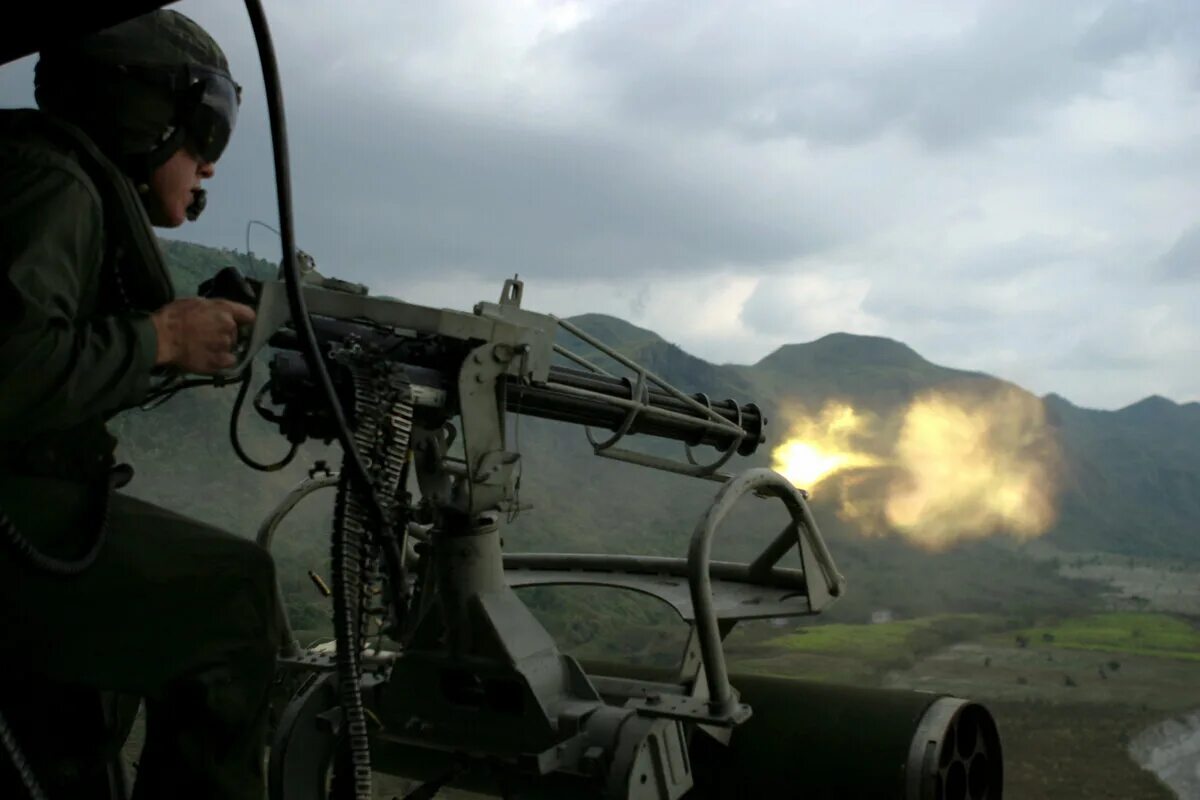 Стрельба из пулемета видео. Пулемет m134 minigun. m134 minigun вьетнам. minigun m134 стрельба. m134 minigun на вертолетах.