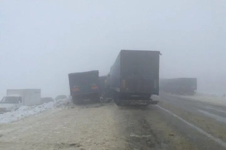 Саратов волгоград сегодня. Трасса Саратов Волгоград сейчас. Трасса Саратов Волгоград сегодня. Авария на трассе Саратов Волгоград вчера. Трасса Волгоград-Саратов-Самара зимой.