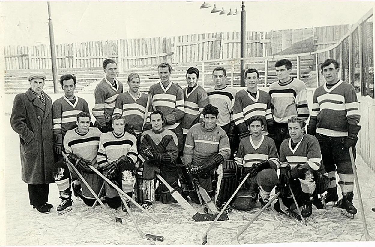 Первая хоккейная команда. Орск хоккейная команда. Хоккей 60 х годов. Хоккейная команда в шестидесятых годах. Хоккеист 60х.