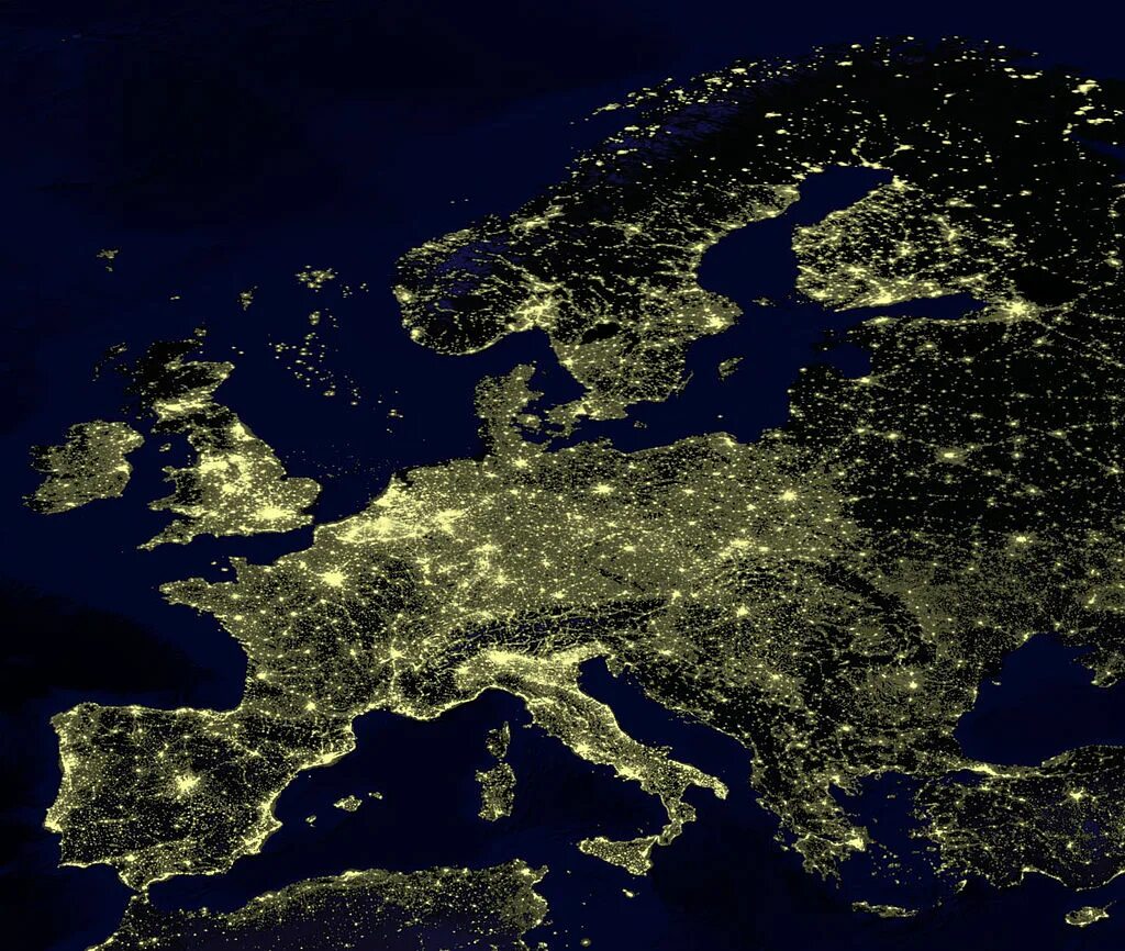 Ночи евразии. Европа из космоса ночью. Снимок Европы из космоса ночью. Европа вид из космоса. Европа со спутника ночью.