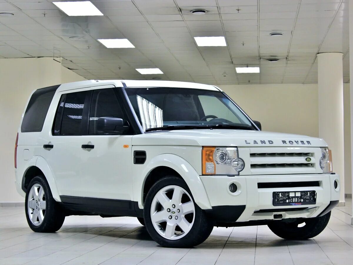 Ленд ровер дискавери купить бу. Ландровер Дискавери 3 белая. Land Rover Discovery 3 White. Land Rover Discovery III белый. Ленд Ровер Дискавери белый 2009 год.