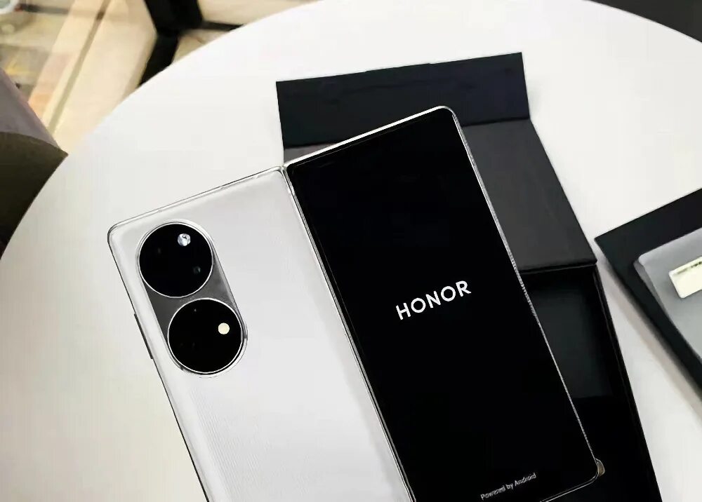 Первый honor. Honor Magic 5. Хонор фолд. Honor Magic 5 Montblanc. Honor Magic 5 Pro черный.