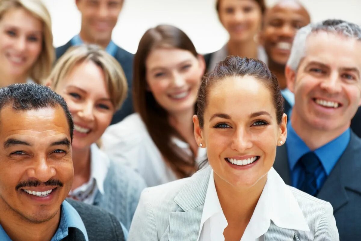 Город улыбающихся людей. Много взрослых людей. Много улыбающихся людей. Город улыбающихся людей. Человек радостный.