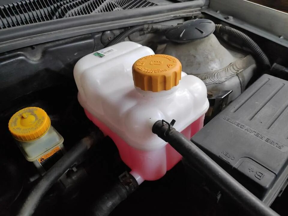 Куда уходит антифриз из расширительного. Камаз евро 5 уходит антифриз. Подтеки антифриза. 1. 4 уходит антифриз из расширительного бачка.