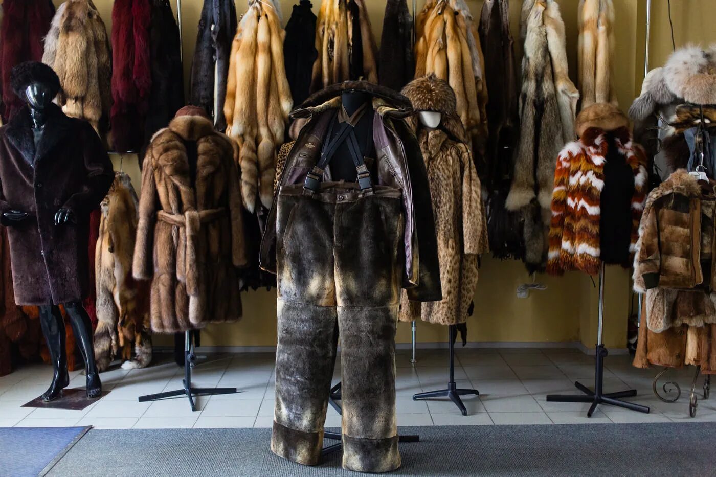 меховой магазин. мех на рынке. русский мех. магазин шуб. первый меховой магазин.
