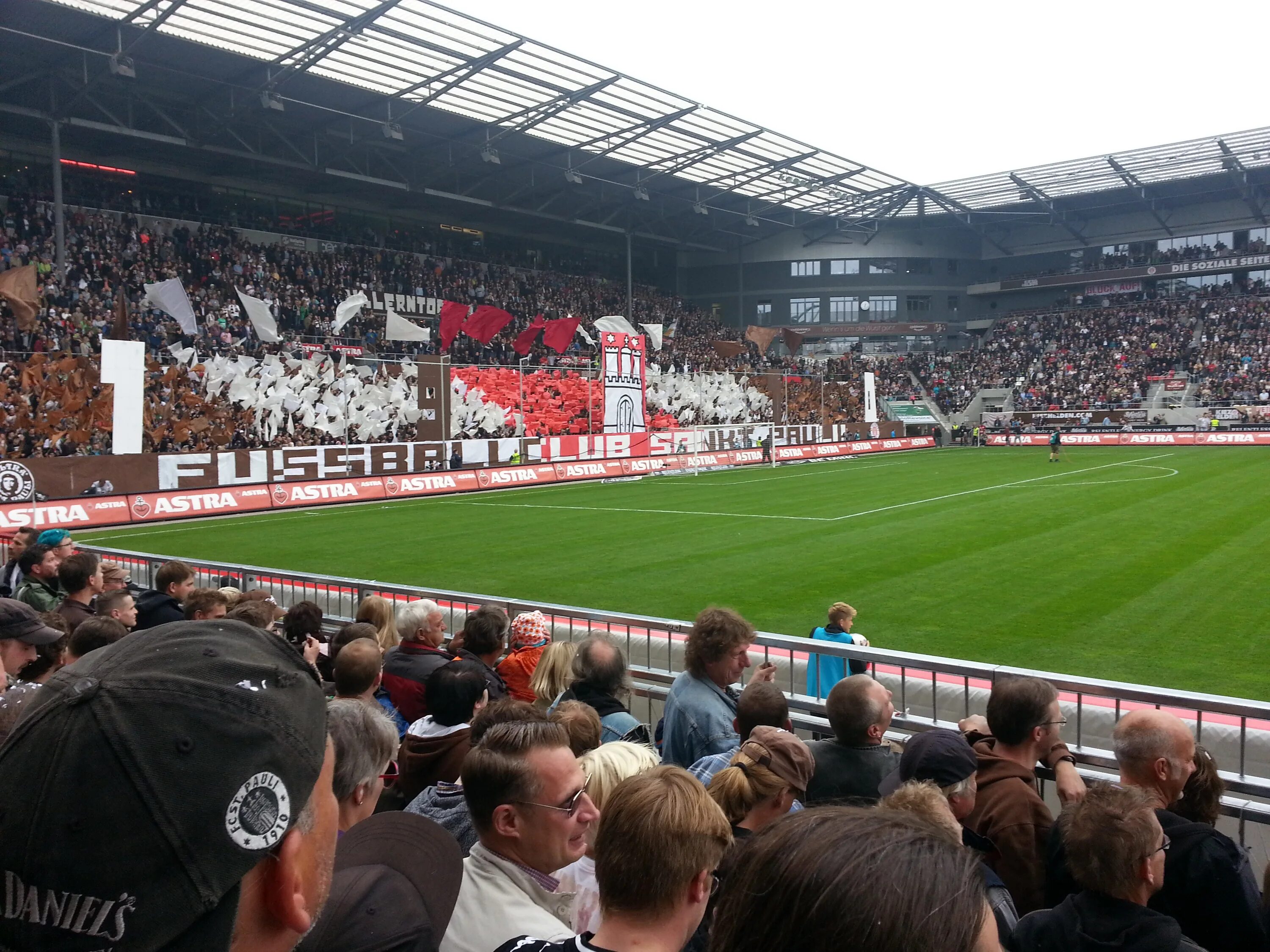 St pauli hamburg. Санкт паули гамбург обзор. Санкт паули гамбург обзор. Санкт паули гамбург. Санкт паули ультрас.