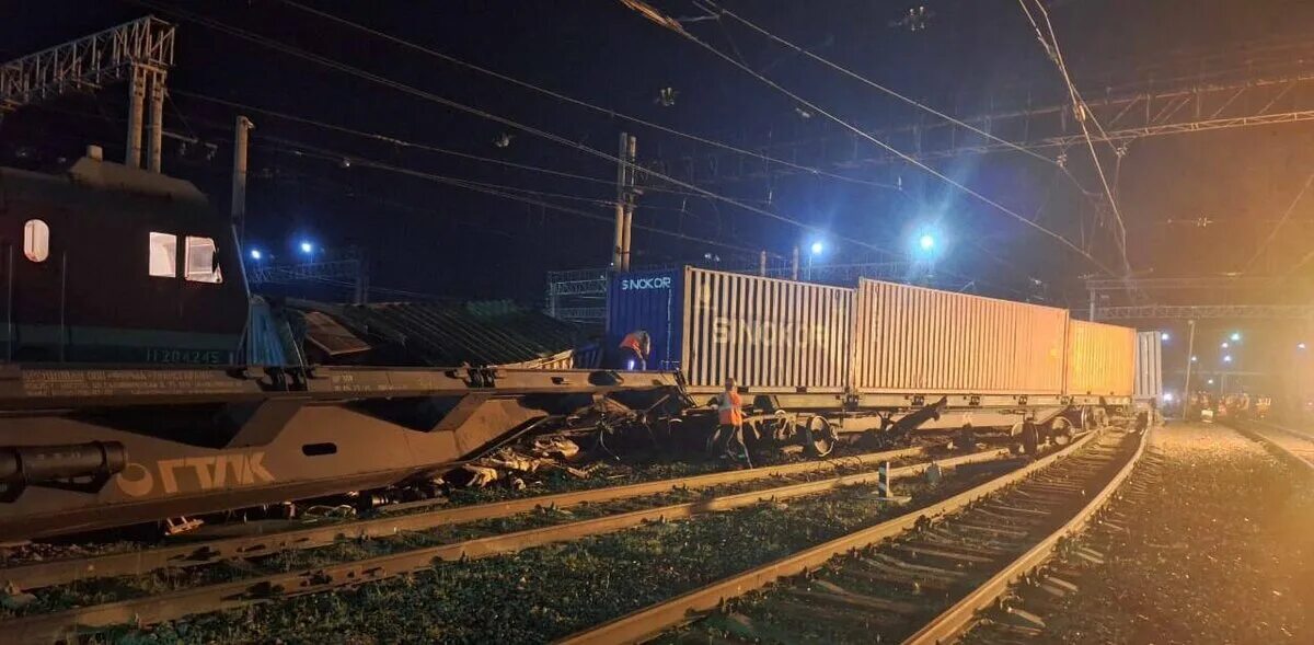 Поезд пришел на станцию утром впр 7. Сход вагонов. поезд фото.