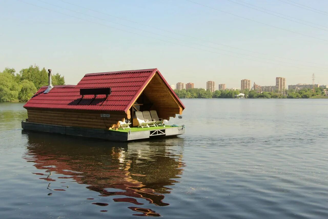 Дома на воде новосибирск. Плавучая баня на понтонах. Хаусбот баржа. Семигорье плавучая баня. Плавучая баня Долгопрудный.