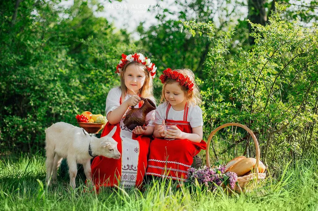 Сестра лето деревня. Лето в деревне в народном стиле. Фотосессия в деревенском стиле семья. Девочка с козленком. Козленок для детей.