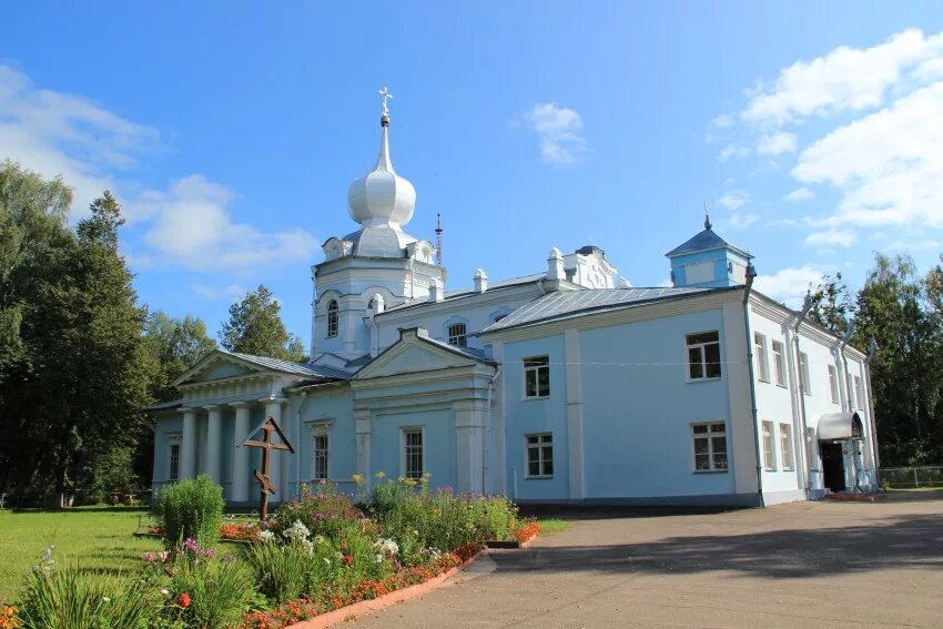 Сайт боровичи новгородский область. Боровичи храм Успенье Пресвятой Богородицы. Храм в Боровичах Новгородской области.