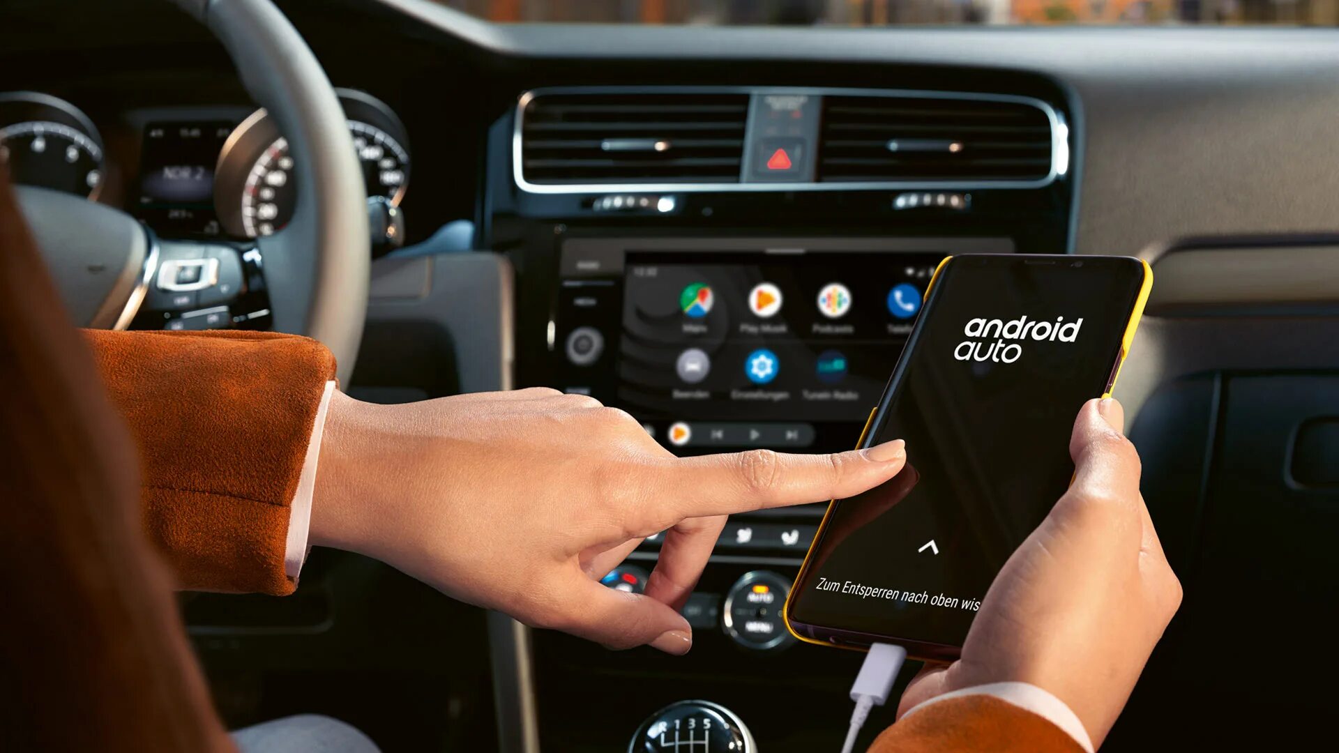 Приложение volkswagen. Мобильное приложение Фольксваген. Volvo v90 CARPLAY карты на приборной. Салон авто с андроид двд. Smartfon vs car.