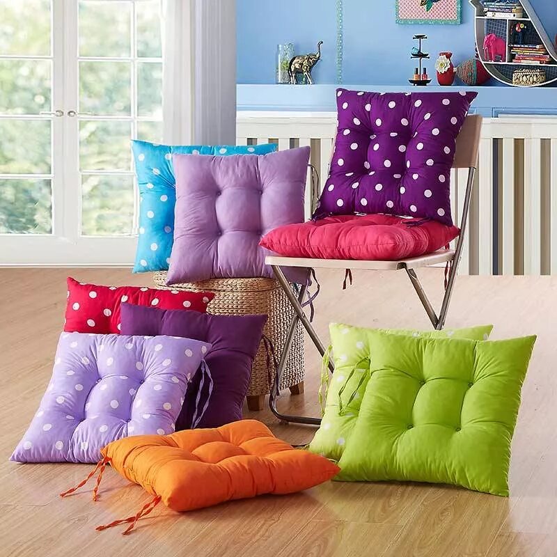 Какие подушки мягче. Подушка на стул. Разноцветные подушки. Декоративные подушки на стулья. Подушки на стулья в интерьере.
