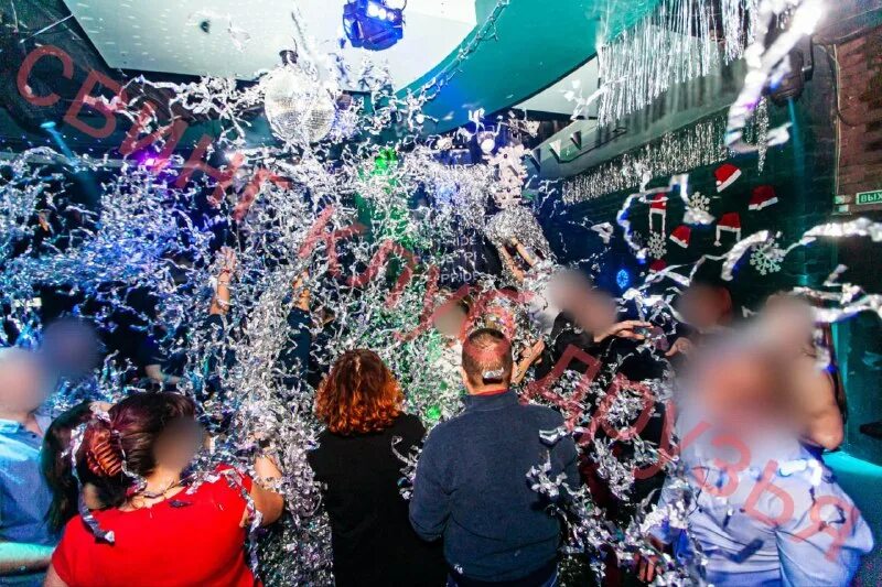 Красивая свингерская вечеринка. Друзья в баре. Свинг клуб друзья. Платья для свинг тусовок. Свинг клуб друзья.